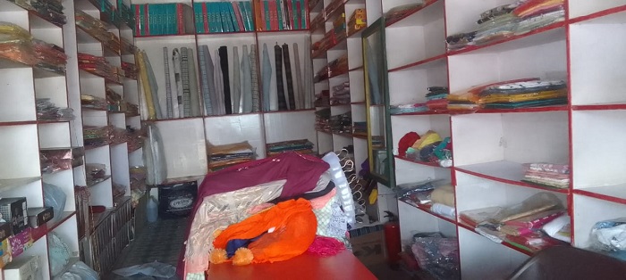 चोरों ने कपड़े की दुकान समेत तीन गुमटियों के ताले तोड़े