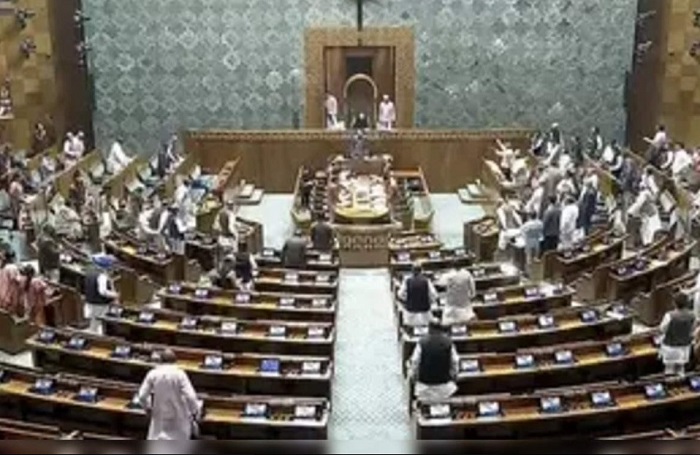 संसद से बड़ी संख्या में सांसदों का निलंबन