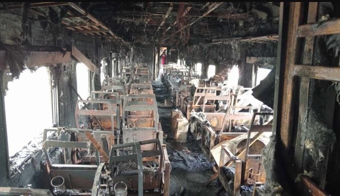 ढाका में अज्ञात लोगों ने ट्रेन को आग लगाई, चार की मौत