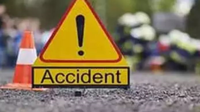 शाहजहांपुर में अनियंत्रित कार ओवर ब्रिज से गिरी