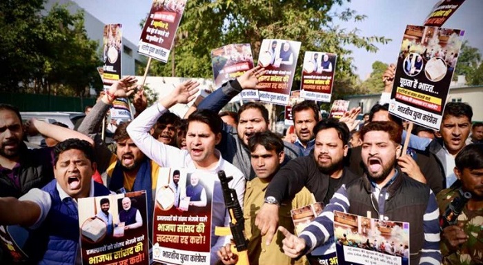 युवा कांग्रेस के कार्यकर्ताओं ने  संसद का घेराव करने के लिए मार्च निकाला
