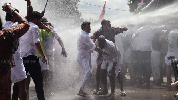 केरल में केएसयू के कार्यकर्ताओं और पुलिस के बीच संघर्ष