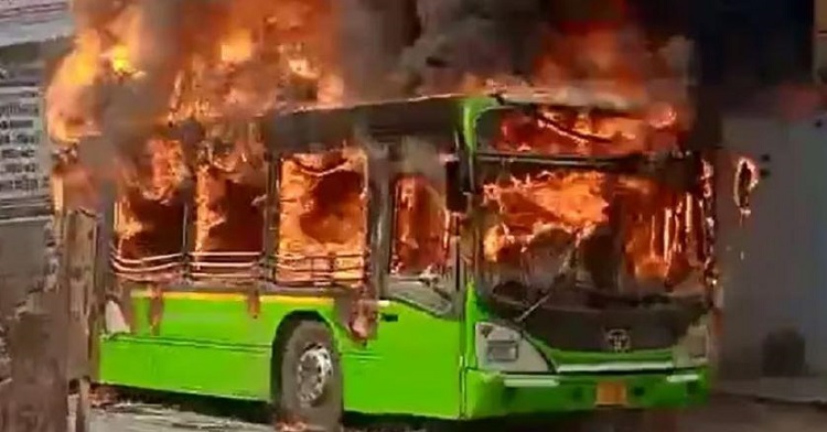 डीटीसी बस में लगी आग