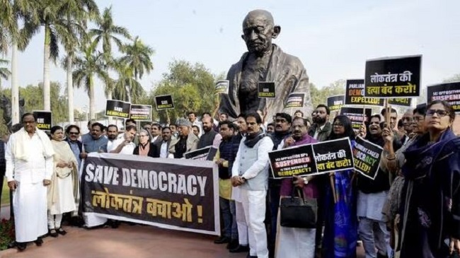 संसद से सांसदों के निलंबन के विरोध में निलंबित सदस्यों विरोध प्रदर्शन