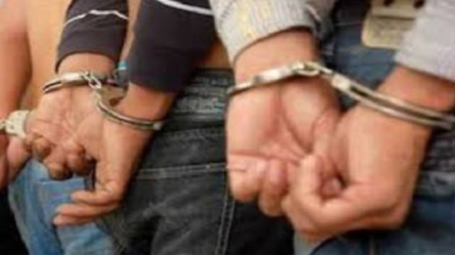 युवा जोड़े का उत्पीड़न करने के आरोप में तीन गिरफ्तार