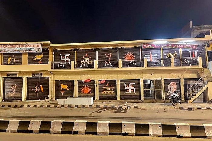 अयोध्या में दुकानों के शटर को हिंदू प्रतीकों की कलाकृति से सजाया गया