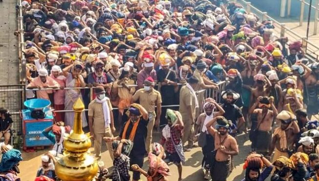 अयप्पा मंदिर के बाहर श्रद्धालुओं की भारी भीड़ उमड़ी