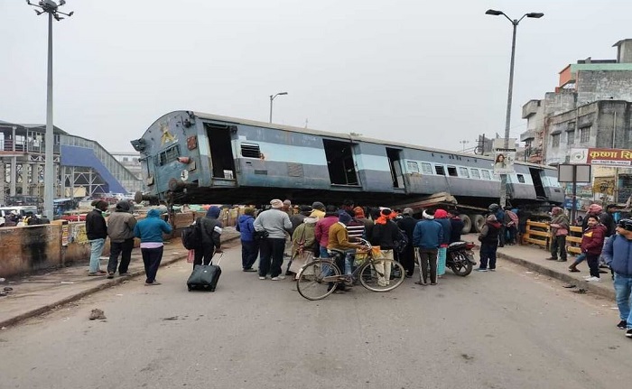 ट्रेन बोगी ले जा रहा ट्रक दुर्घटनाग्रस्त