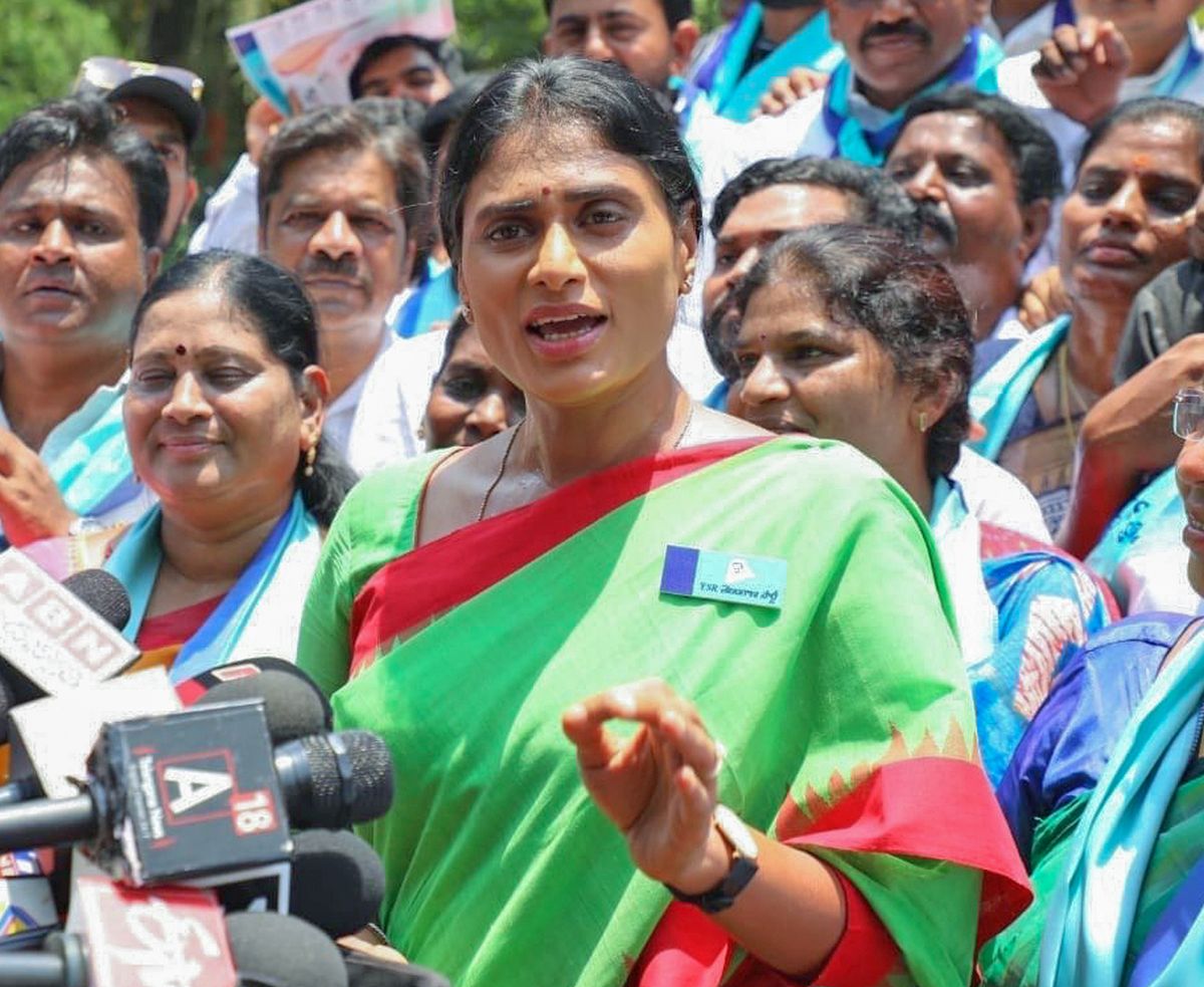 वाईएसआर तेलंगाना पार्टी की संस्थापक वाई.एस. शर्मिला