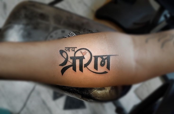 टैटू कलाकार मुफ्त में लिख रहा है श्रद्धालुओं के हाथों पर 'श्रीराम'