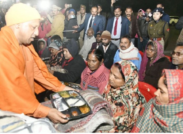 मुख्यमंत्री योगी आदित्यनाथ  ने रैन बसेरों में जरूरतमंदों को बांटा कंबल व भोजन