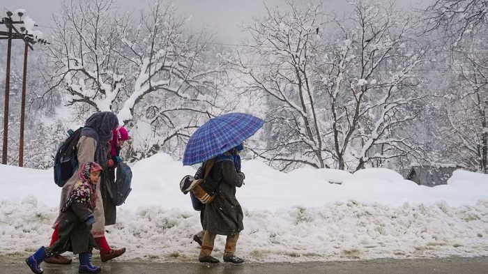 कश्मीर में हाड़ कंपा देने वाली ठंड से कुछ राहत