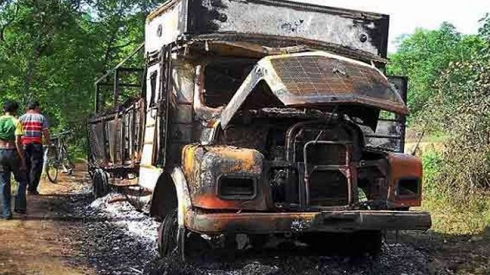 संदिग्ध माओवादियों ने कई वाहनों को आग के हवाले किया
