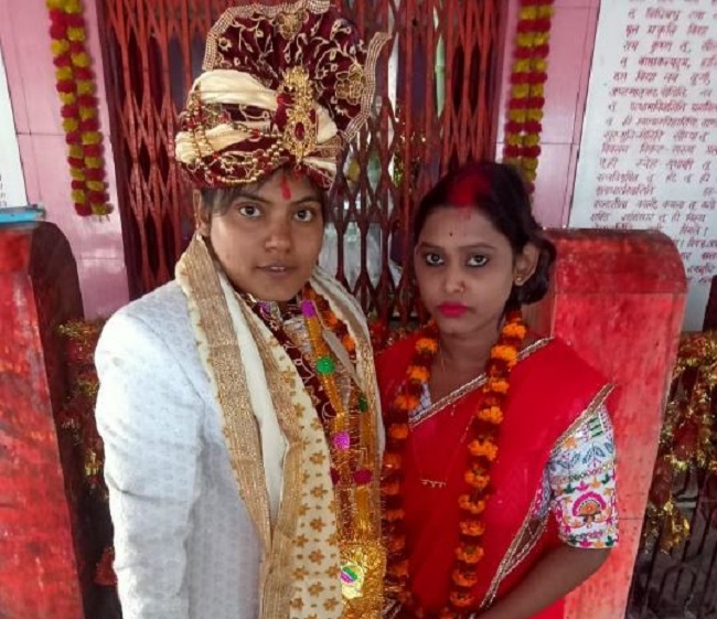 मंदिर में रचाई समलैंगिक शादी