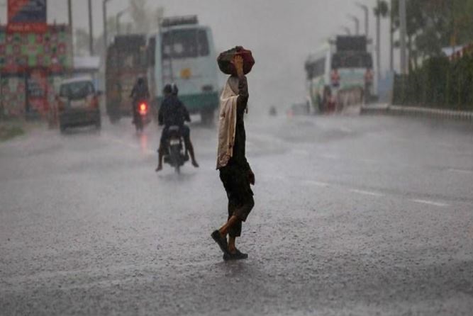 राजस्थान में जारी शीतलहर के बीच कई स्थानों पर हल्की बारिश