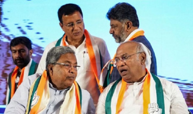 कांग्रेस ने दिल्ली में कर्नाटक के मंत्रियों की बैठक बुलाई