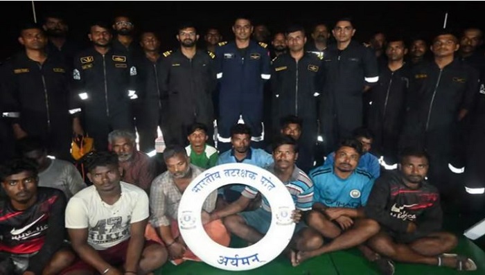 भारतीय तट रक्षक बल ने केरल तट से 12 मछुआरों को बचाया