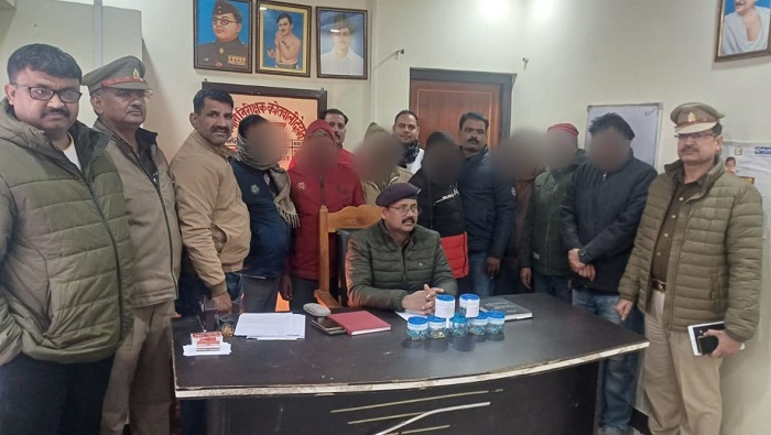 सोने के नकली बिस्कुट के साथ नेपाल के एक नागरिक समेत सात गिरफ्तार