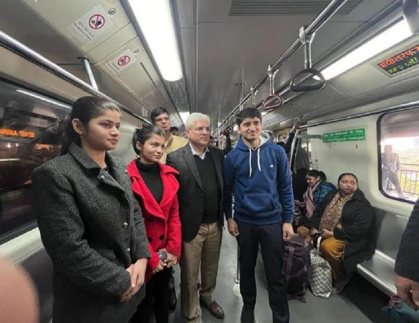 दिल्ली के परिवहन मंत्री कैलाश गहलोत ने की मेट्रो से सवारी