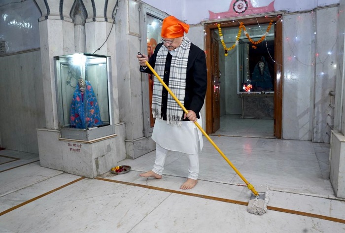 जे.पी.नड्डा दिल्ली के रविदास मंदिर में सफाई करते हुए
