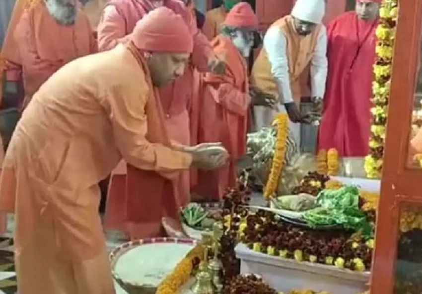 मुख्यमंत्री योगी आदित्यनाथ ने गोरखनाथ मंदिर के प्रसिद्ध खिचड़ी मेले की शुरुआत की