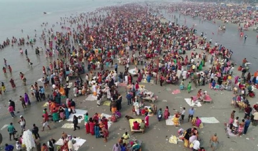 देशभर से आए लाखों श्रद्धालुओं ने गंगा नदी और बंगाल की खाड़ी के संगम पर किया स्नान