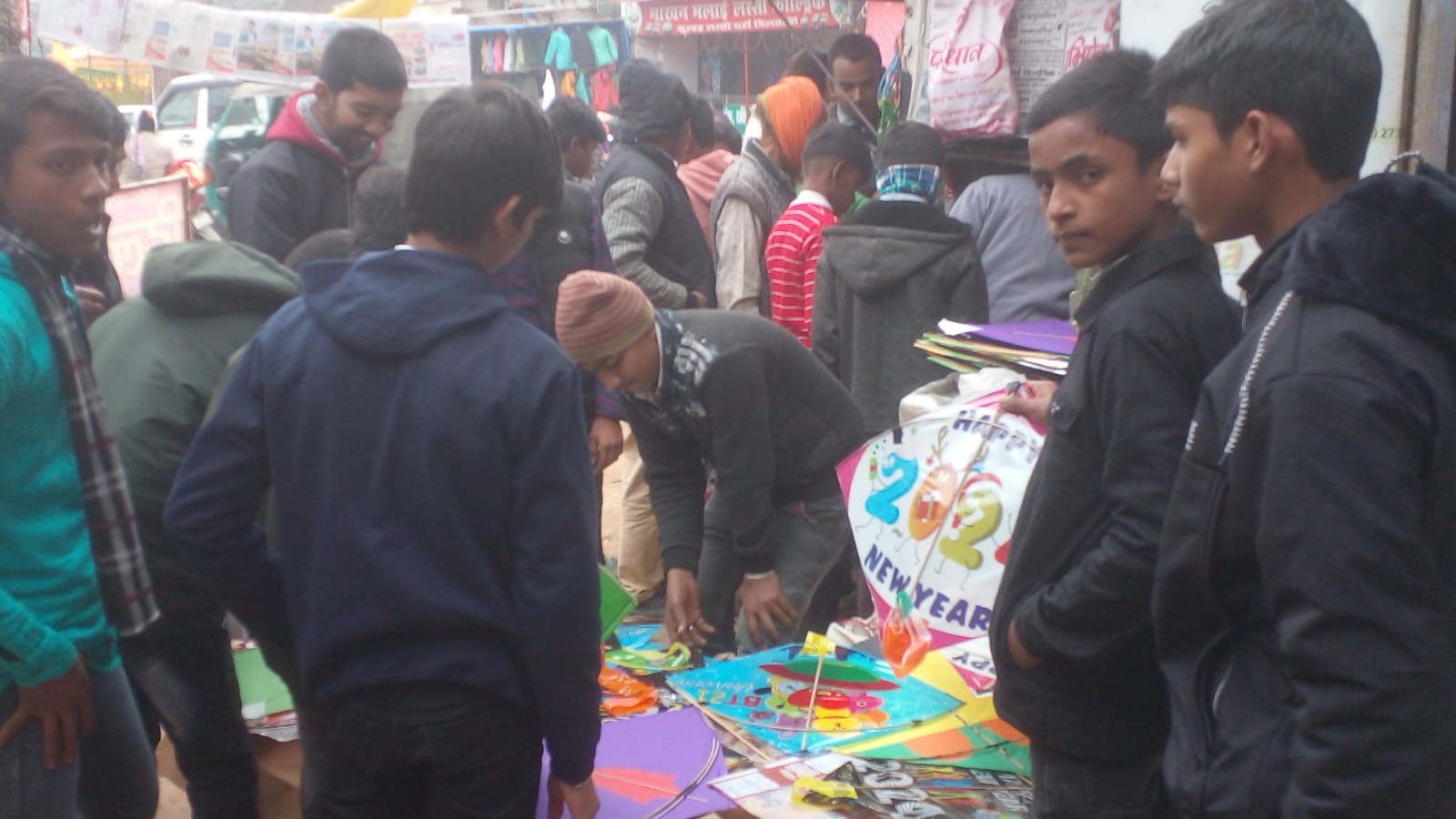 पतंगों की दुकानों पर रही बच्चों की भारी भीड