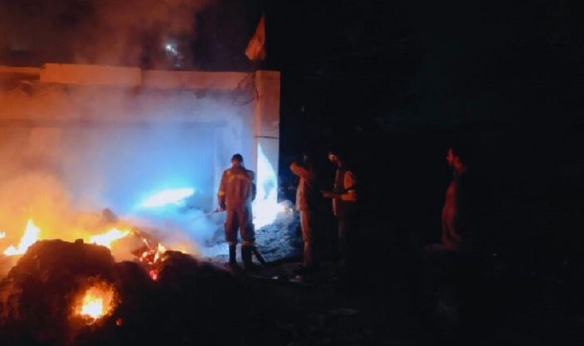 नोएडा में कबाड़ के गोदाम में लगी भीषण आग