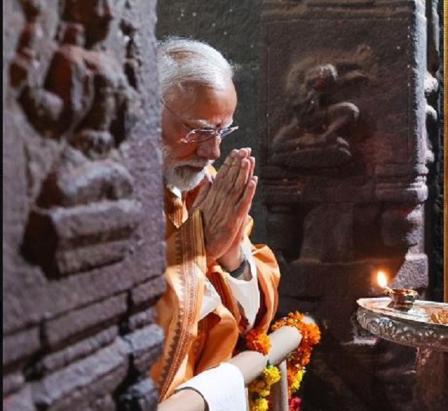 प्रधानमंत्री मोदी ने आंध्र प्रदेश के वीरभद्र मंदिर में की पूजा-अर्चना