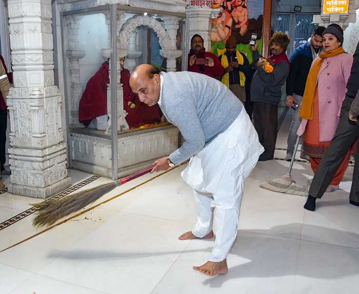 राजनाथ सिंह ने मंदिर में स्वच्छता अभियान में हिस्सा लिया
