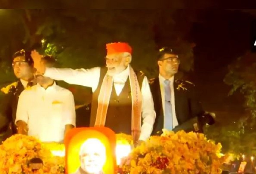 प्रधानमंत्री नरेन्द्र मोदी ने कोच्चि में एक विशाल रोड शो में
