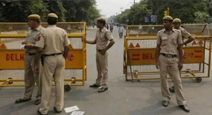 दिल्ली पुलिस ने प्रमुख मंदिरों और बाजारों में सुरक्षा बढ़ाई