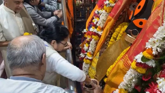 ममता बनर्जी ने कालीघाट मंदिर में पूजा की