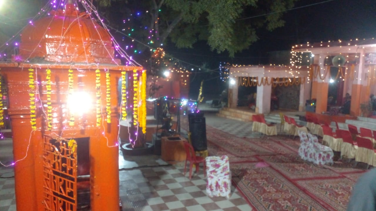 हनुमानगढी में रामभजन गाते भक्त