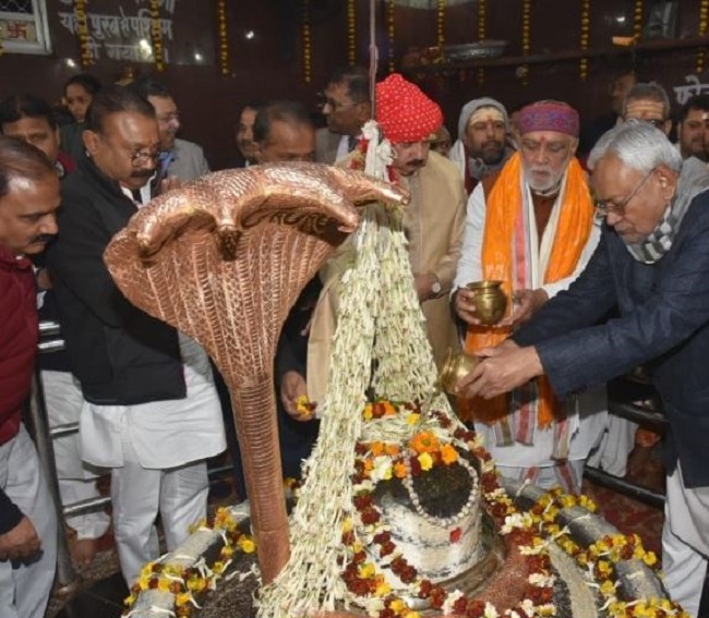 भाजपा नेताओ के संग मंदिर पहुंचे CM नीतिश