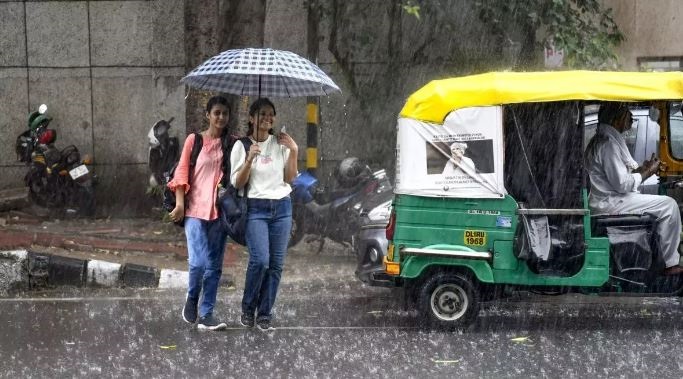 दिल्ली-एनसीआर में बारिश ने बढ़ाई ठंड