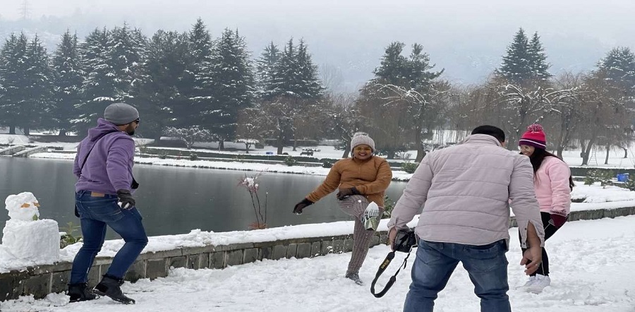 श्रीनगर में हुई मौसम की पहली बर्फबारी