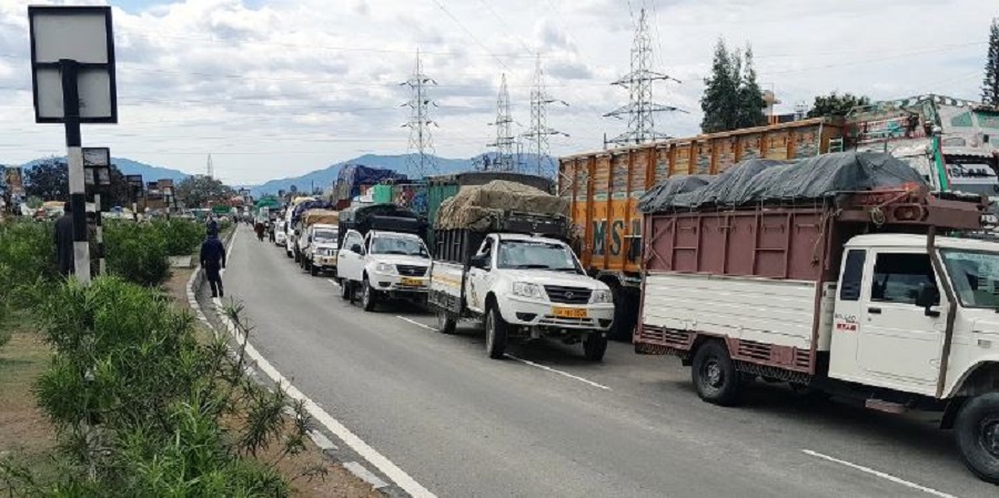 जम्मू-श्रीनगर राष्ट्रीय राजमार्ग पर भूस्खलन के कारण  यातायात बंद