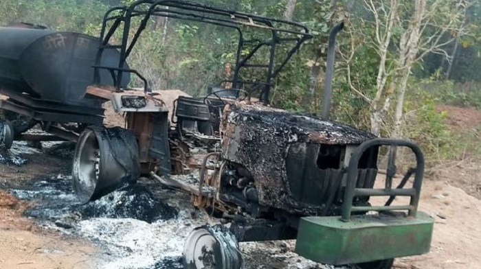 मशीन और ट्रैक्टर वाहनों को किया आग के हवाले
