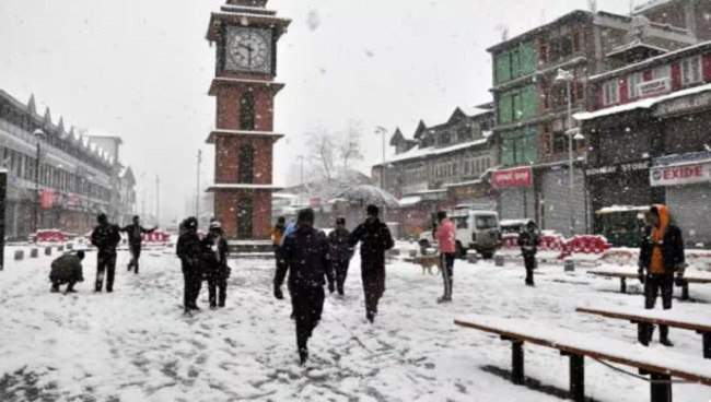 कश्मीर में हाड़ जमाने वाली ठंड