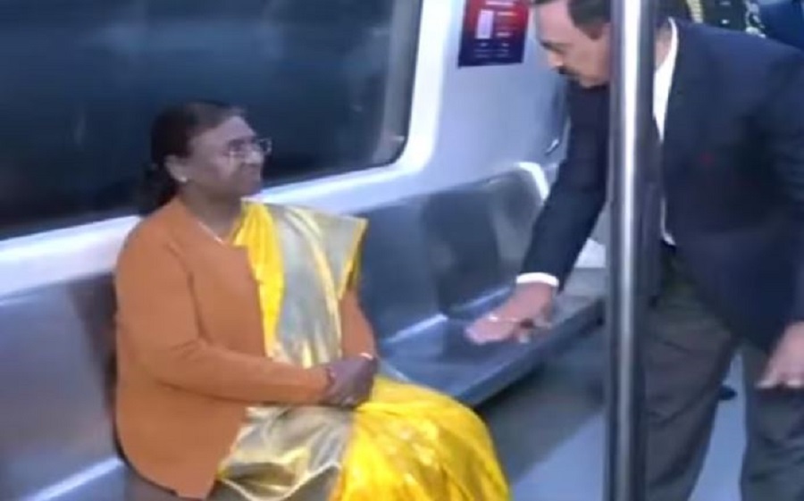 राष्ट्रपति मुर्मू ने की दिल्ली मेट्रो में यात्रा