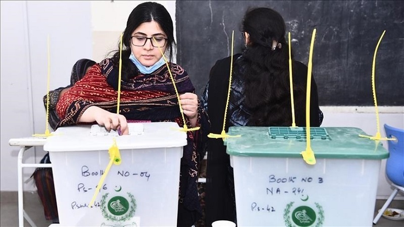 पाकिस्तान में वोटिंग शुरू
