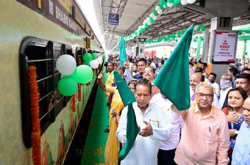 ट्रेन को तिरूपति के लिए हरी झंडी दिखाई