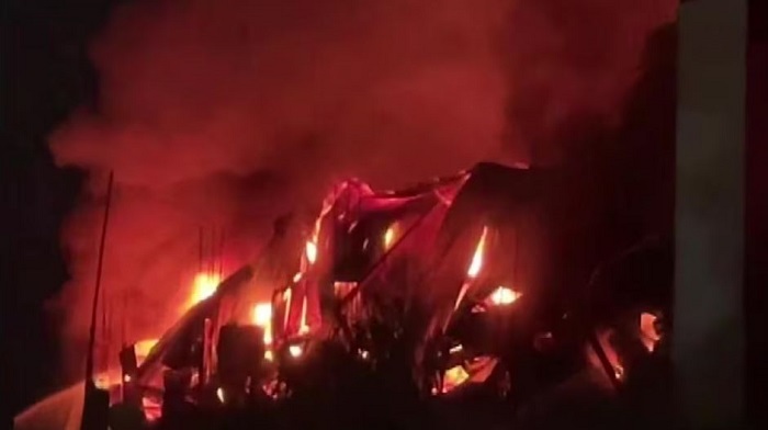 ग्रेटर नोएडा में आग का गोला बनी गद्दे बनाने की फैक्ट्री