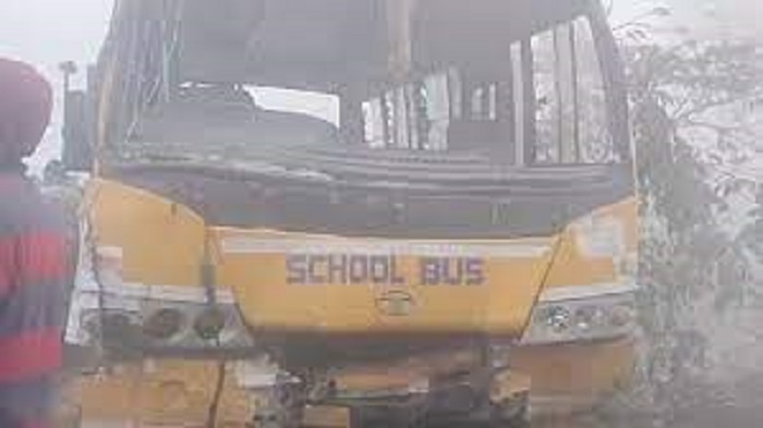 स्कूल बस और ट्रक की टक्कर में 10 बच्चे घायल