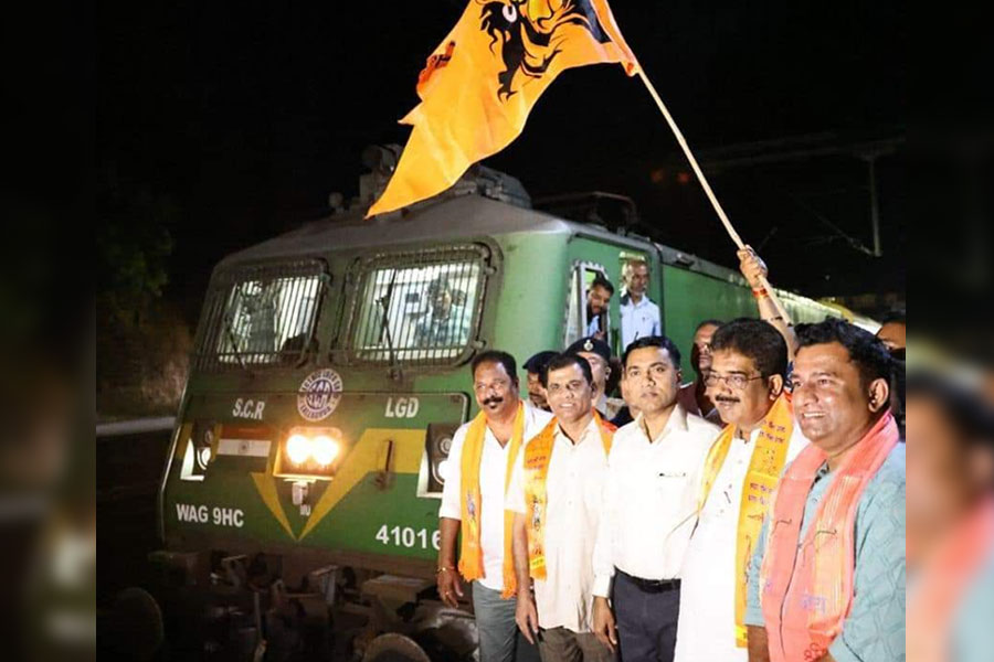 अयोध्या जा रही विशेष ट्रेन ‘आस्था’ को गोवा से हरी झंडी दिखायी गयी