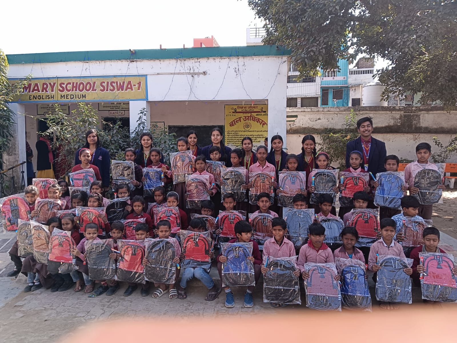 44 बच्चों को स्कूली बैग का वितरण