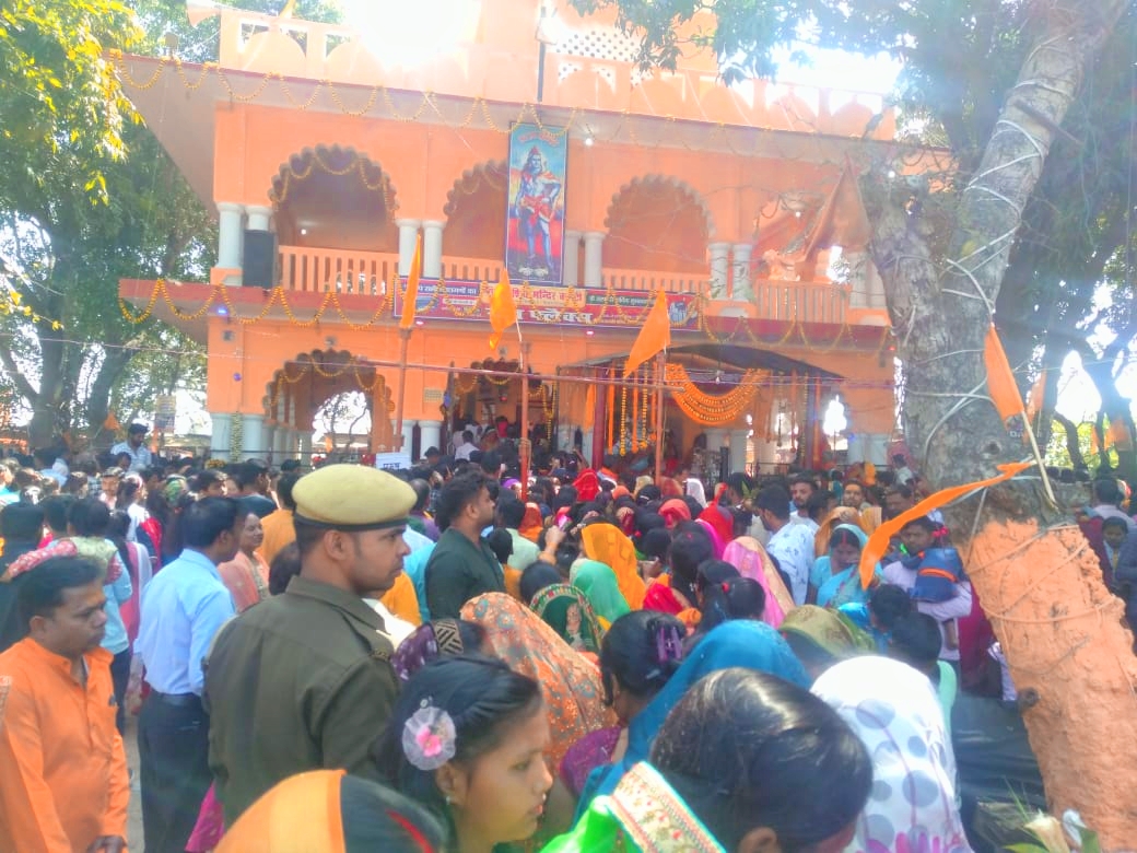 श्रद्धालुओं ने शिव मंदिरों पर किया जलाभिषेक