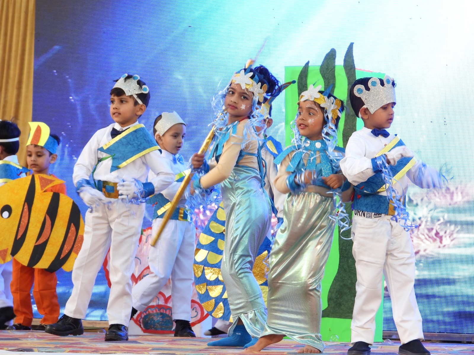 सांस्कृतिक कार्यक्रमों में नृत्य प्रस्तुत करते बच्चे