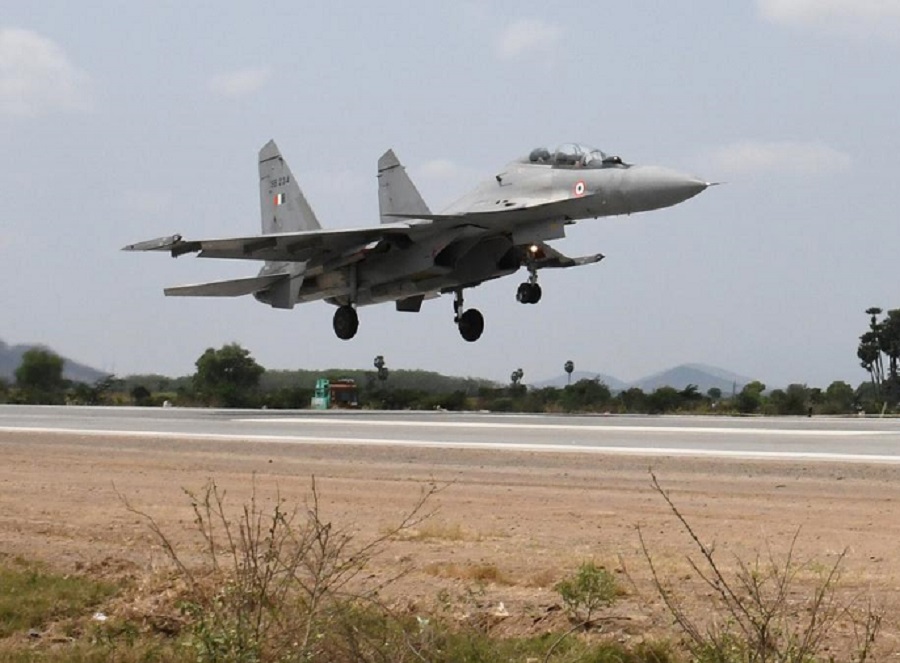 वायु सेना के लडाकू विमानों ने आंध्र प्रदेश में राष्‍ट्रीय राजमार्ग से  उड़ान भरी